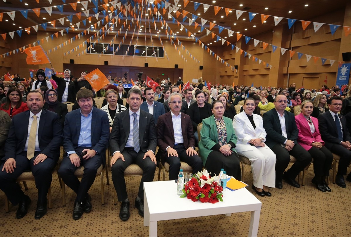 Ulaştırma ve Altyapı Bakanı Abdulkadir Uraloğlu (sol 4), Antalya'da Mimar Sinan Kongre Merkezi'nde...