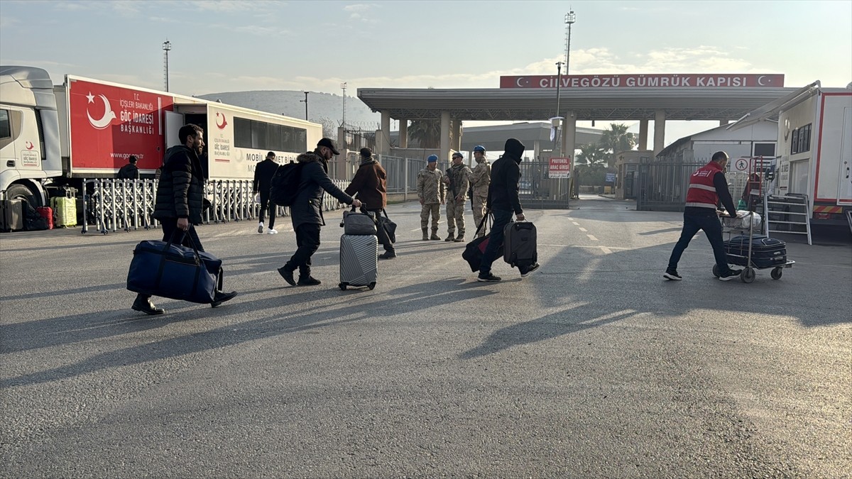 Ülkelerine dönmek isteyen Suriyelilerin Hatay'daki Cilvegözü Sınır Kapısı'ndan geçişleri devam...