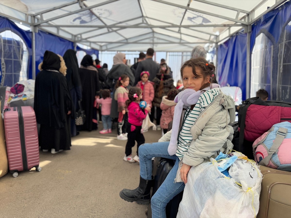 Ülkelerine dönmek isteyen Suriyelilerin, Hatay'daki Cilvegözü, Yayladağı ve Zeytindalı sınır...