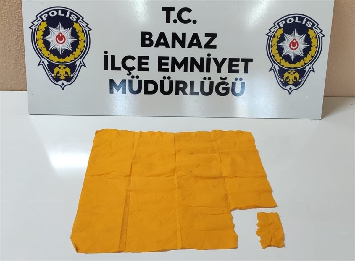Uşak'ın Banaz ilçesinde düzenlenen uyuşturucu operasyonunda gözaltına alınan 4 şüpheliden 1'i...