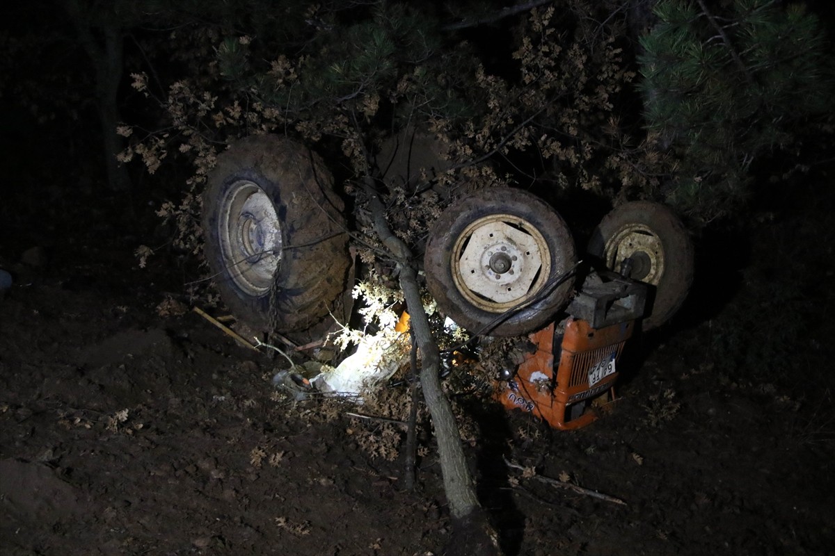 Uşak'ın Banaz ilçesinde ormanlık alanda devrilen traktördeki 1'i çocuk 2 kişi öldü, 2 kişi...