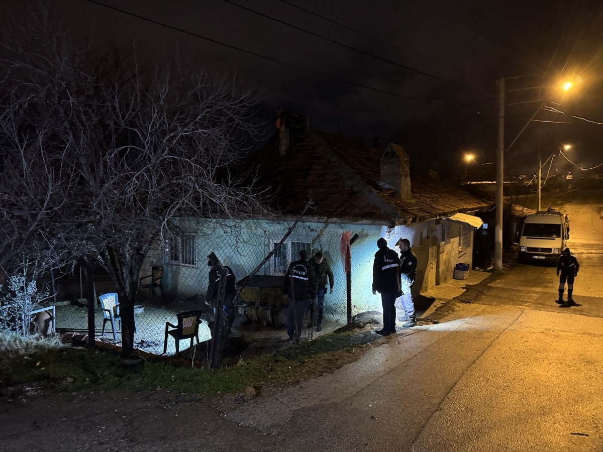 Uşak'ta bir kişi, tartıştığı eşi ve kayınbiraderini pompalı tüfekle yaraladı. Ekipler olay yerinde...