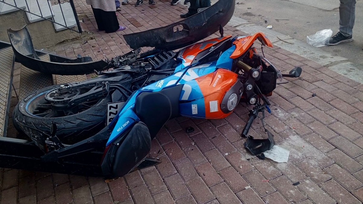 Uşak'ta minibüsle çarpışan motosikletin sürücüsü yaşamını yitirdi.