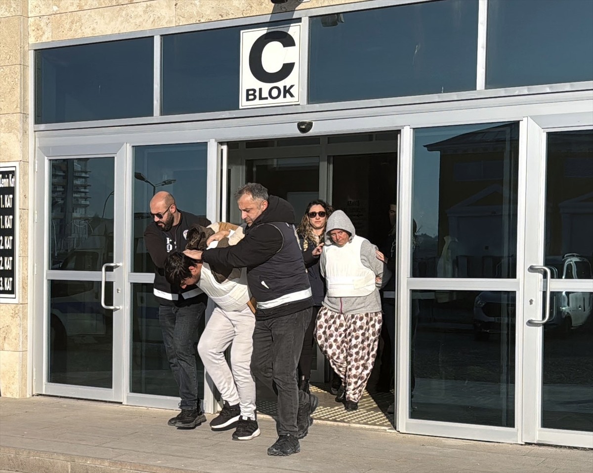 Uşak'ta silahlı saldırı düzenlenen hafif ticari araçta hayatını kaybeden çocuğun ölümüne ilişkin...