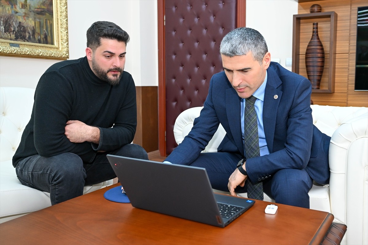 Uşak Valisi Naci Aktaş, Anadolu Ajansının (AA) 2024'e damga vuran olaylara ait fotoğrafların yer...