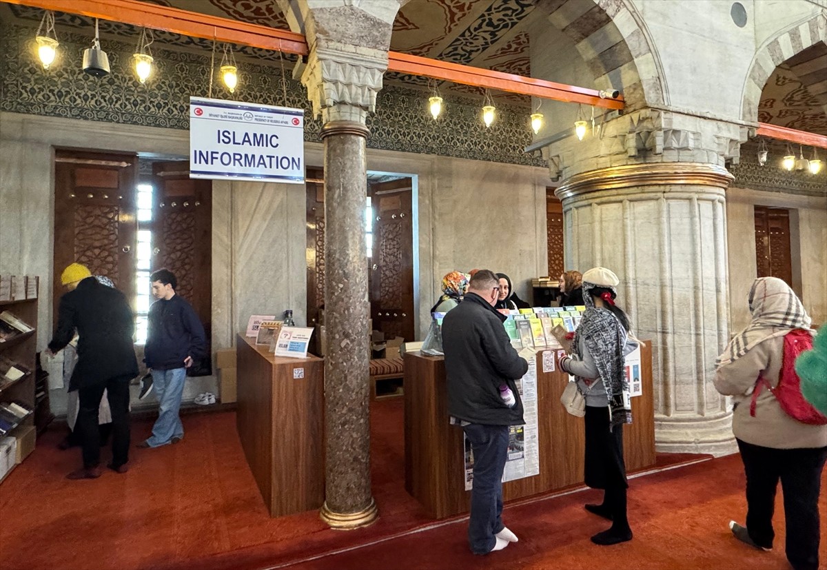 Uzun süredir İslam'ı araştıran 35 yaşındaki Elina Kvirikidze, Regaip Kandili'nde Sultanahmet...