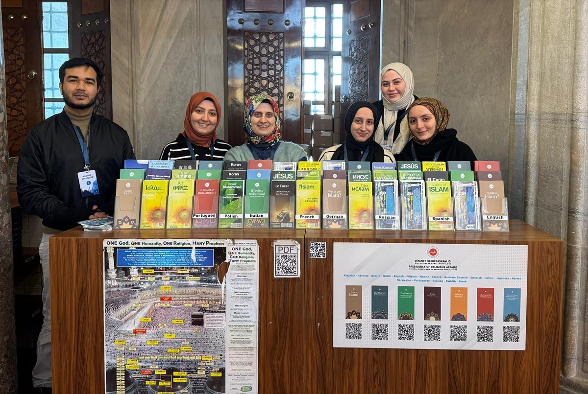 Uzun süredir İslam'ı araştıran 35 yaşındaki Elina Kvirikidze, Regaip Kandili'nde Sultanahmet...