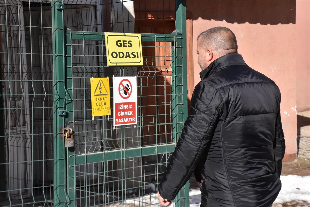 Van'da 22 yıldır un ve yem üretimi yapan Memet Aslan, devlet desteğiyle 2 fabrikasının çatısına ve...