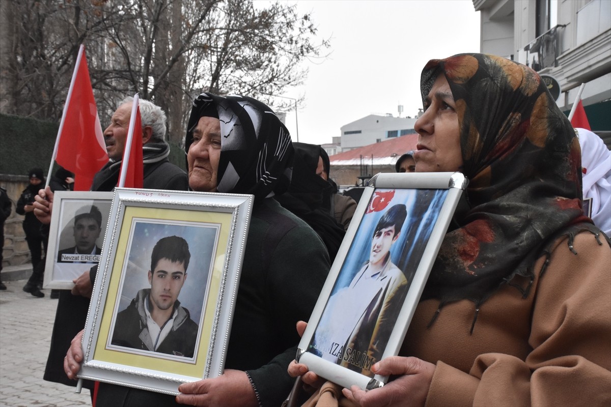 Van'da çocukları dağa kaçırılan aileler, DEM Parti İl Başkanlığı önündeki eylemlerine bu hafta da...