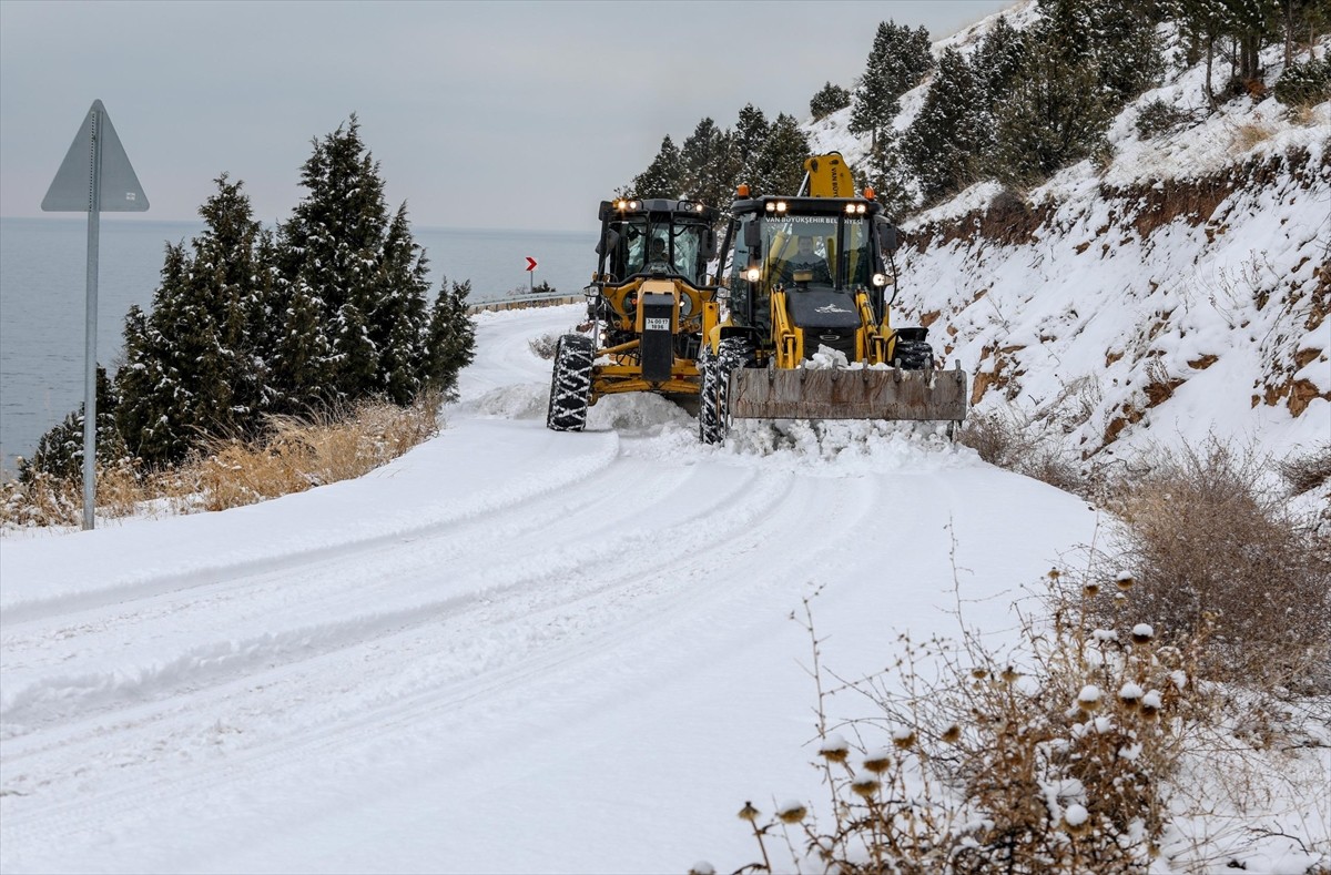 Van'da iki gün önce etkili olan kar, ulaşımda aksamalara neden oldu. Karla mücadele ekipleri...
