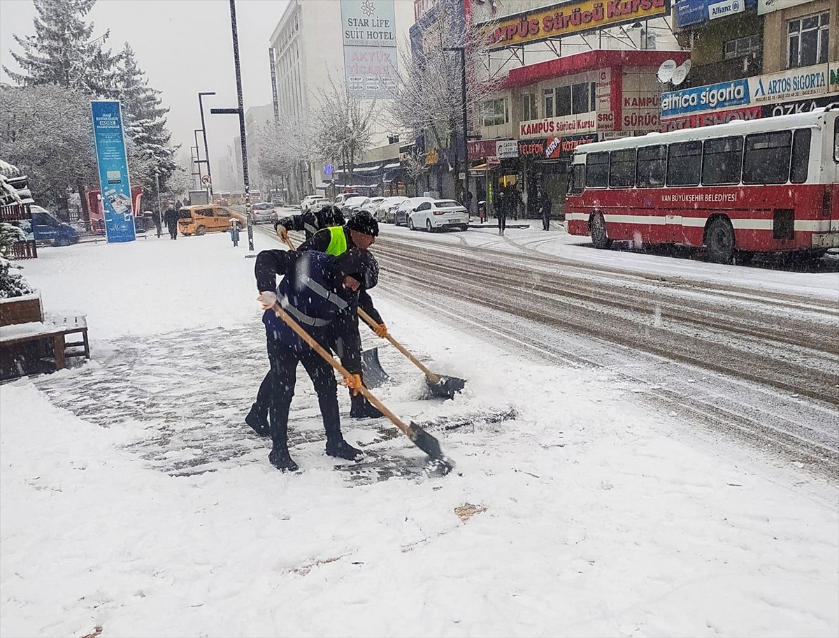 Van'da kar yağışı etkili oldu, bazı noktalarda ulaşımda aksamalar yaşandı. Karla mücadele ekipleri...