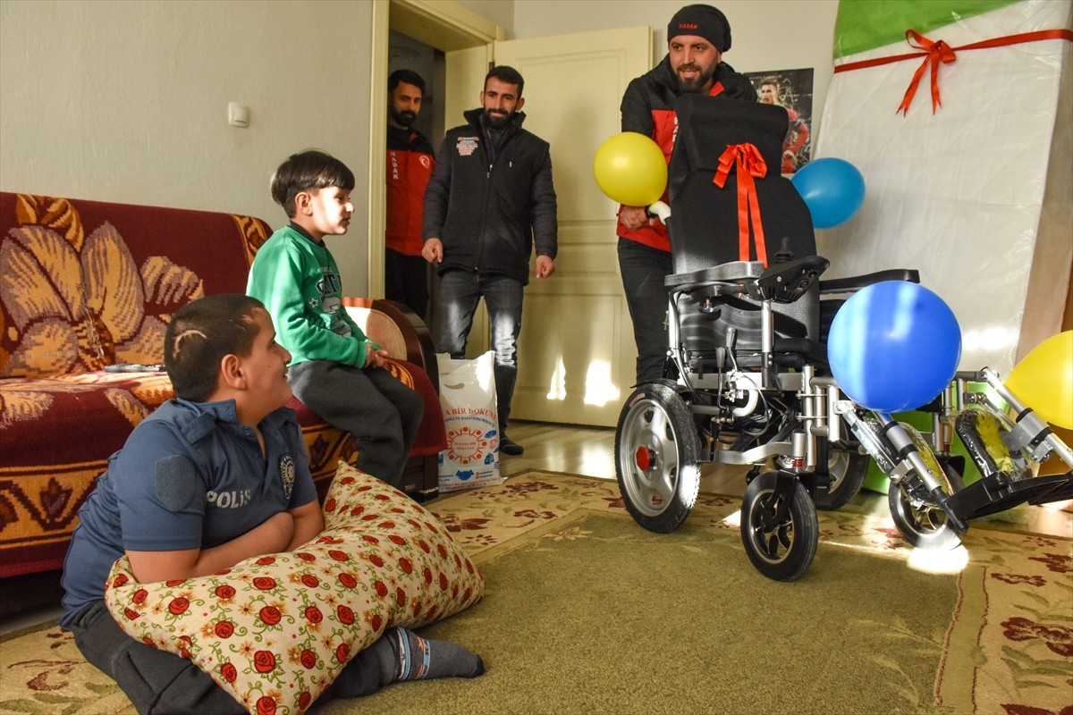 Van'da yardım ve arama kurtarma faaliyeti yürüten dernek, karnesini alan 12 yaşındaki bedensel...