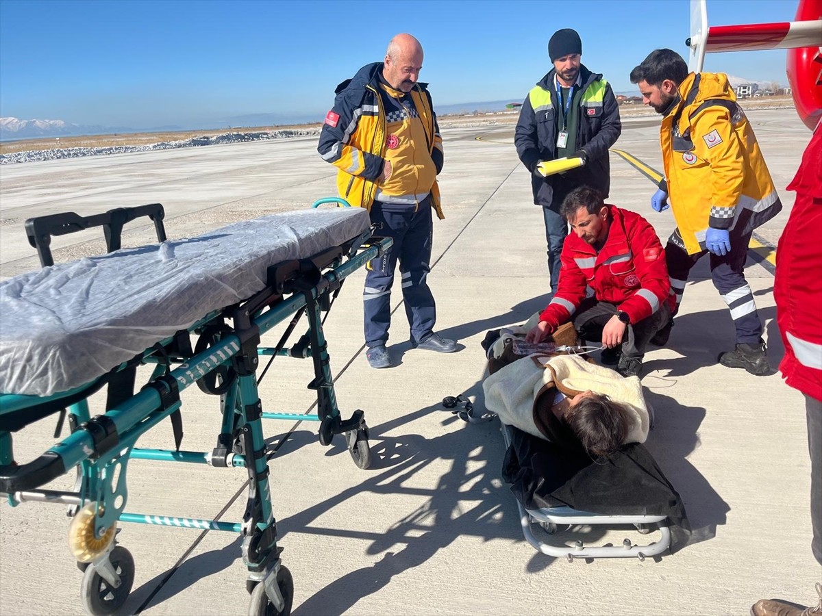 Van'ın Bahçesaray ilçesinde rahatsızlanan 6 yaşındaki çocuk, ambulans helikopterle Van Eğitim ve...