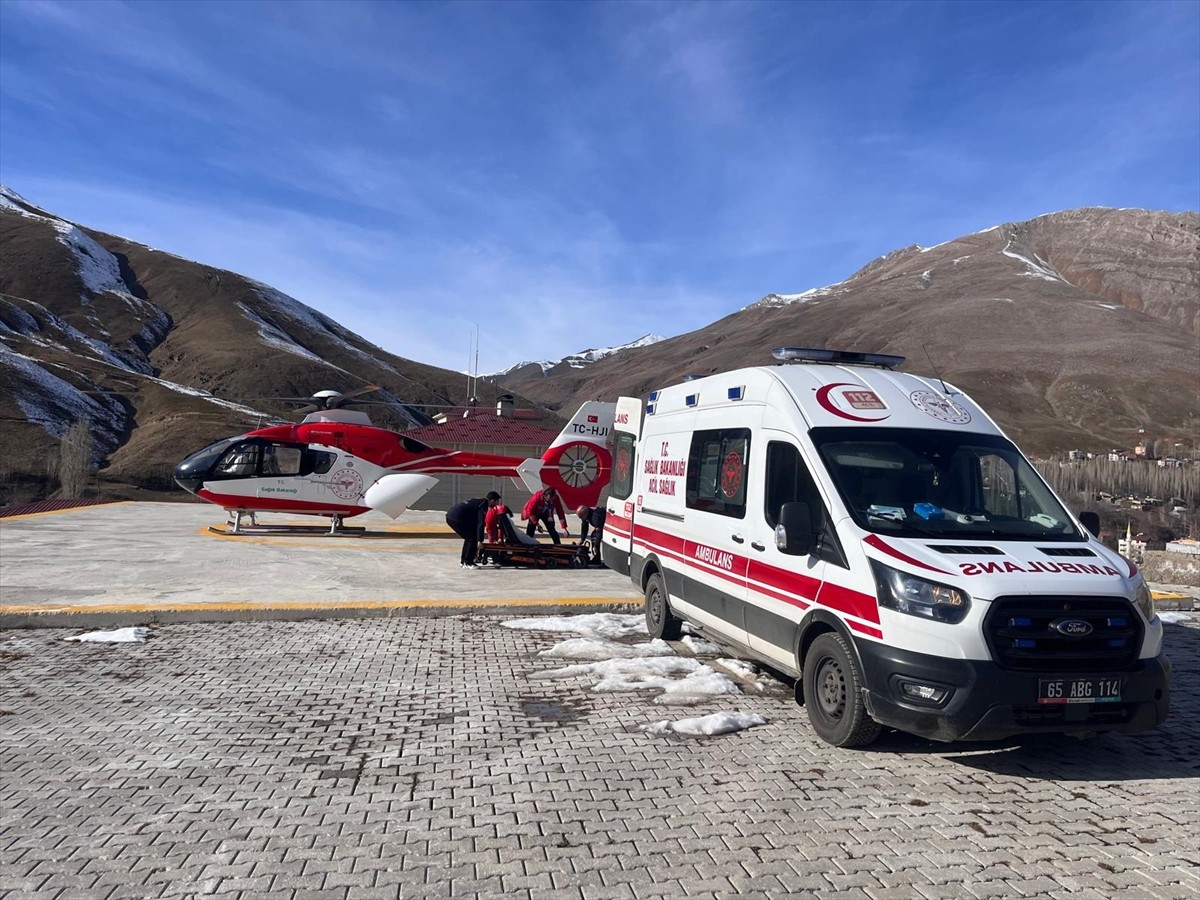 Van'ın Bahçesaray ilçesinde tedavi gören 2 hamile kadın, ambulans helikopterle Van Eğitim ve...