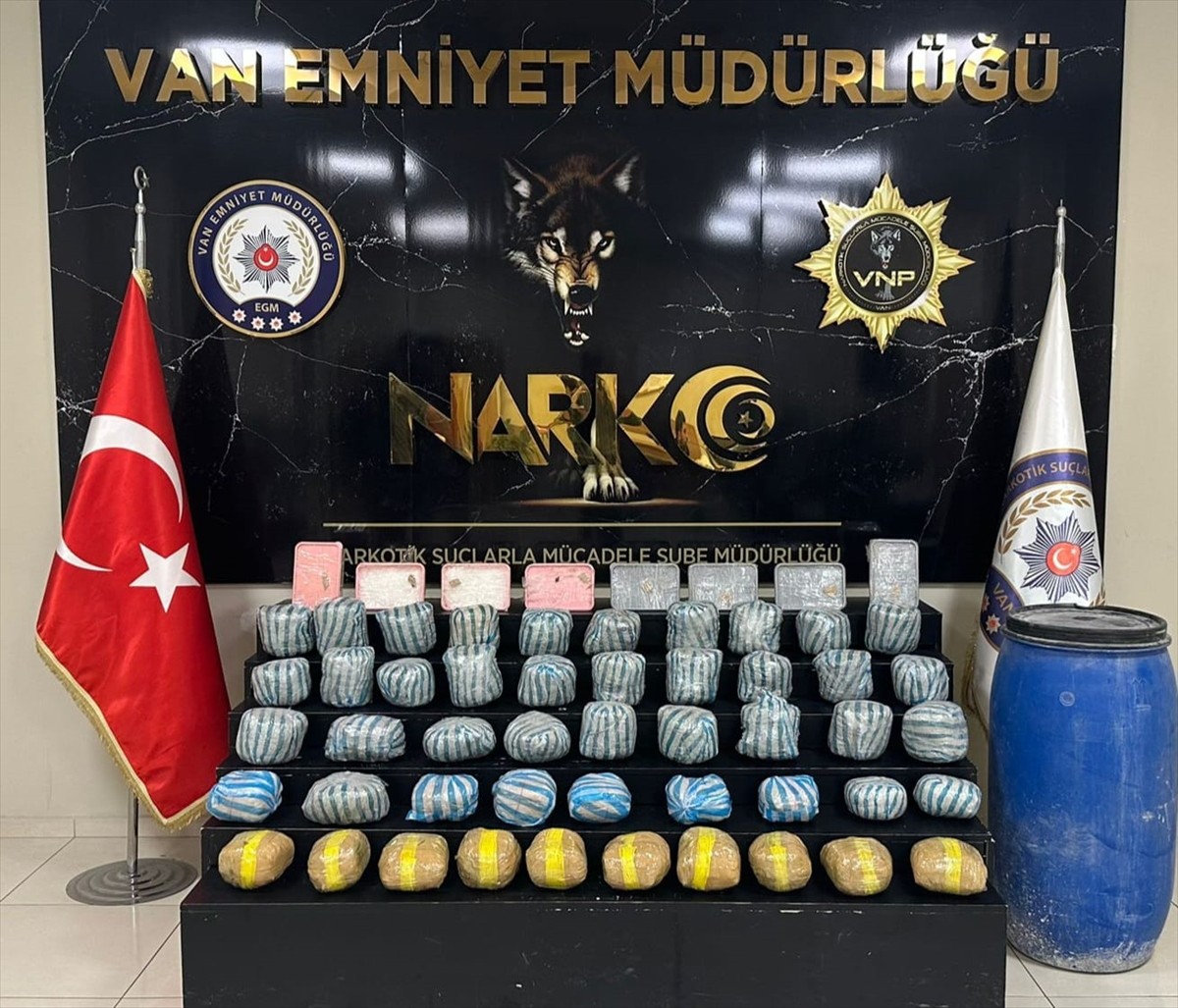 Van'ın Edremit ilçesinde 36 kilo 200 gram uyuşturucu ele geçirildi, 2 şüpheli gözaltına...