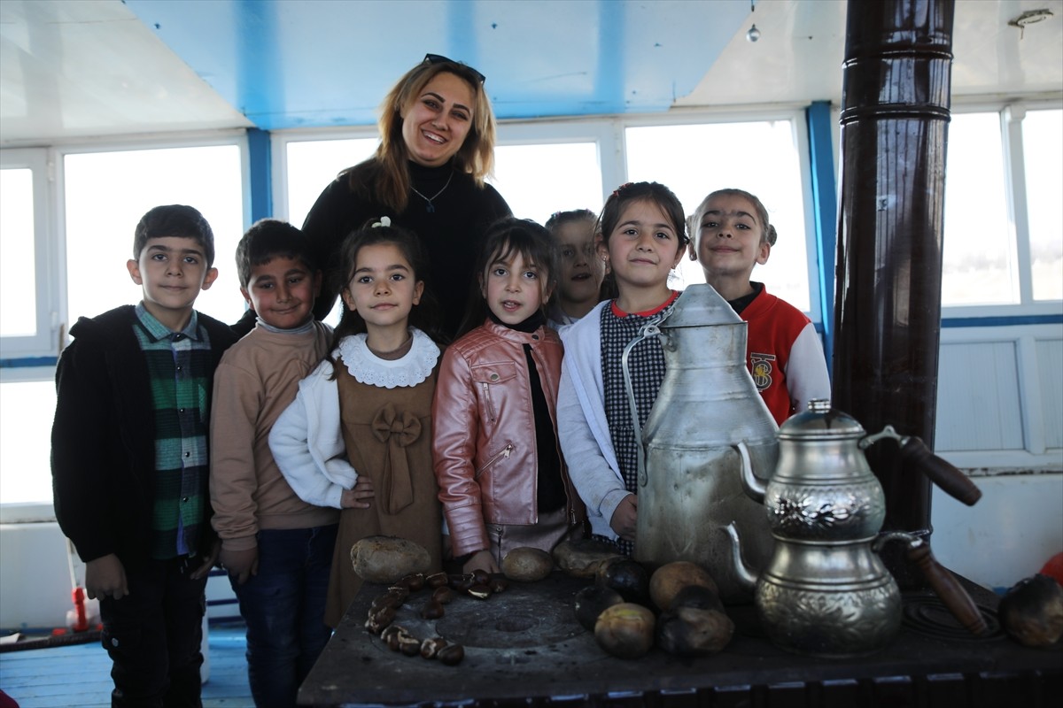 Van'ın Erciş ilçesinde okuma ve yazmayı öğrenen birinci sınıf öğrencileri, öğretmenlerinin Van...