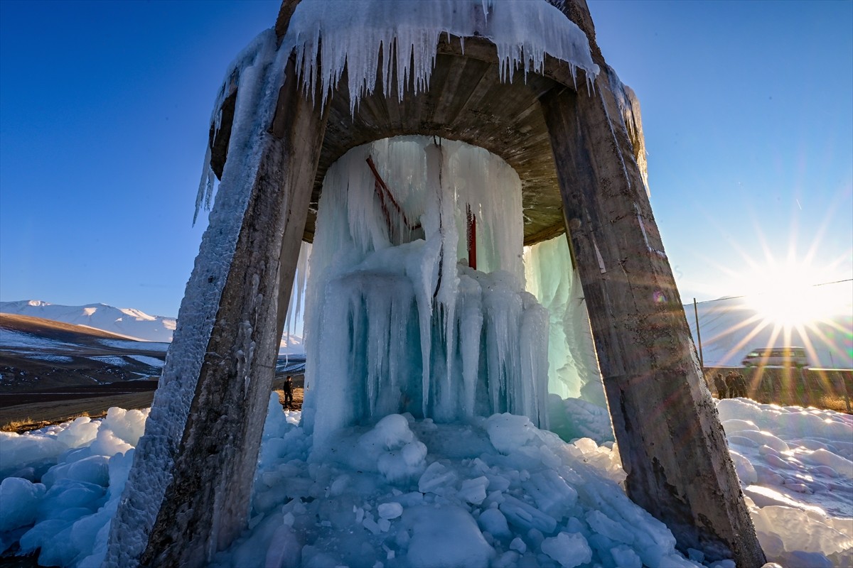 Van'ın Gevaş ve Çatak ilçelerinde yüksek yerleşim yerlerinde kar yağışının ardından etkili olan...
