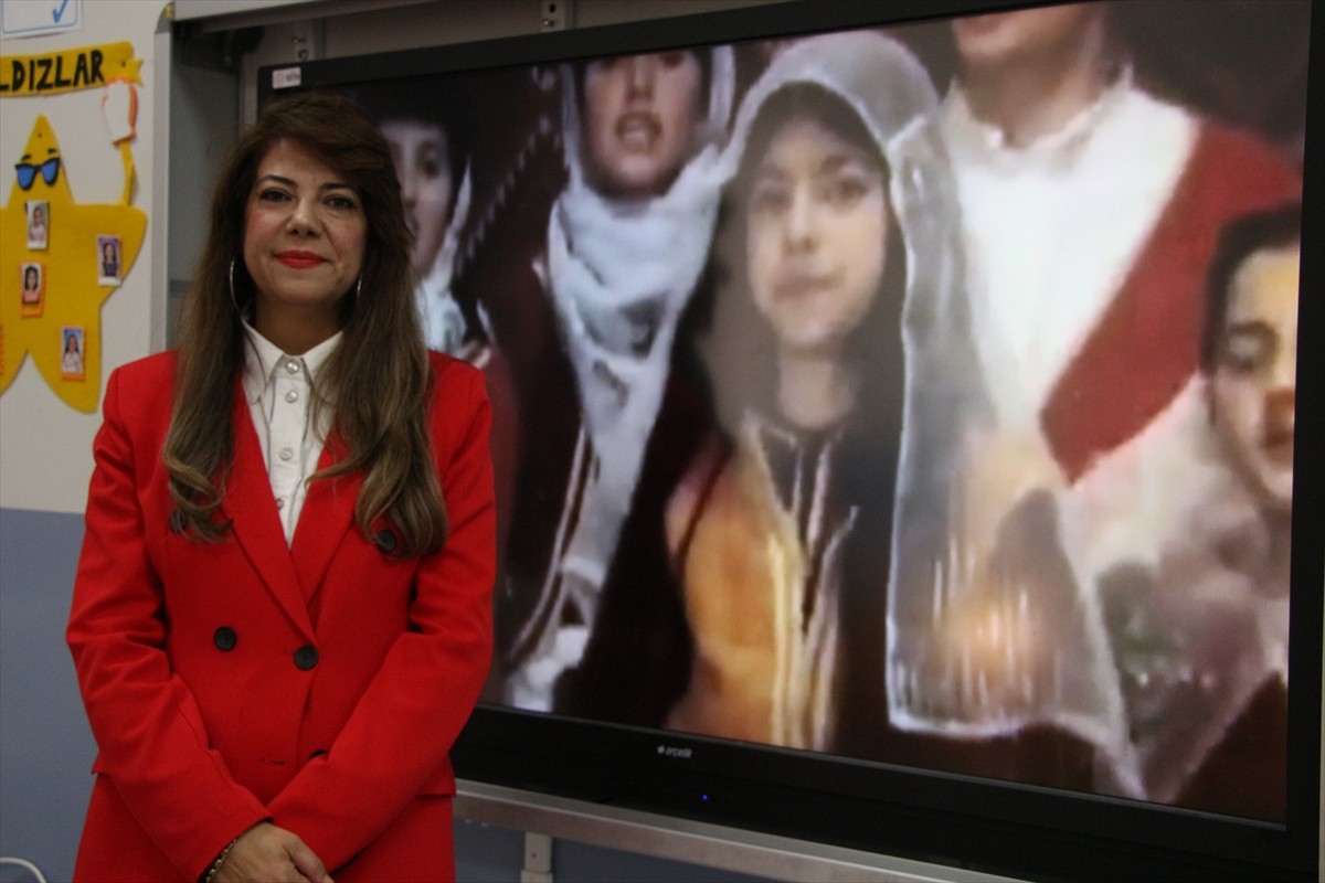 Van'ın İpekyolu ilçesinde müzik öğretmeni Arzu Zorer Üzan'ın, 41 yıl önce koro eşliğinde...