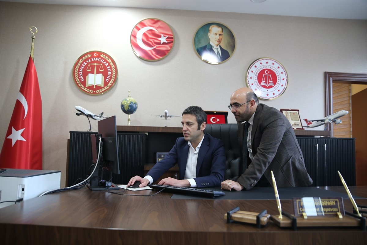 Van Cumhuriyet Başsavcısı Harun Karahan, Anadolu Ajansının (AA) "Yılın Kareleri" oylamasına...