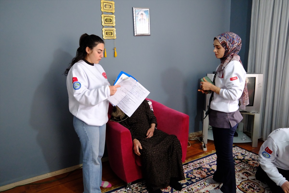 Van Eğitim ve Araştırma Hastanesi bünyesindeki Evde Sağlık Birimi ekipleri, geçen yıl kent...