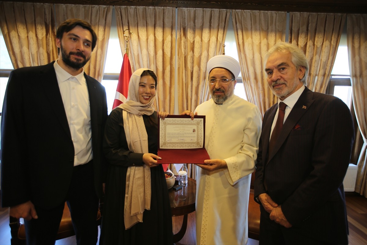 Yazar Prof. Dr. İskender Pala'nın (sağda) Japon gelini Rena Saito (sol 2), İstanbul Müftülüğü'nde...