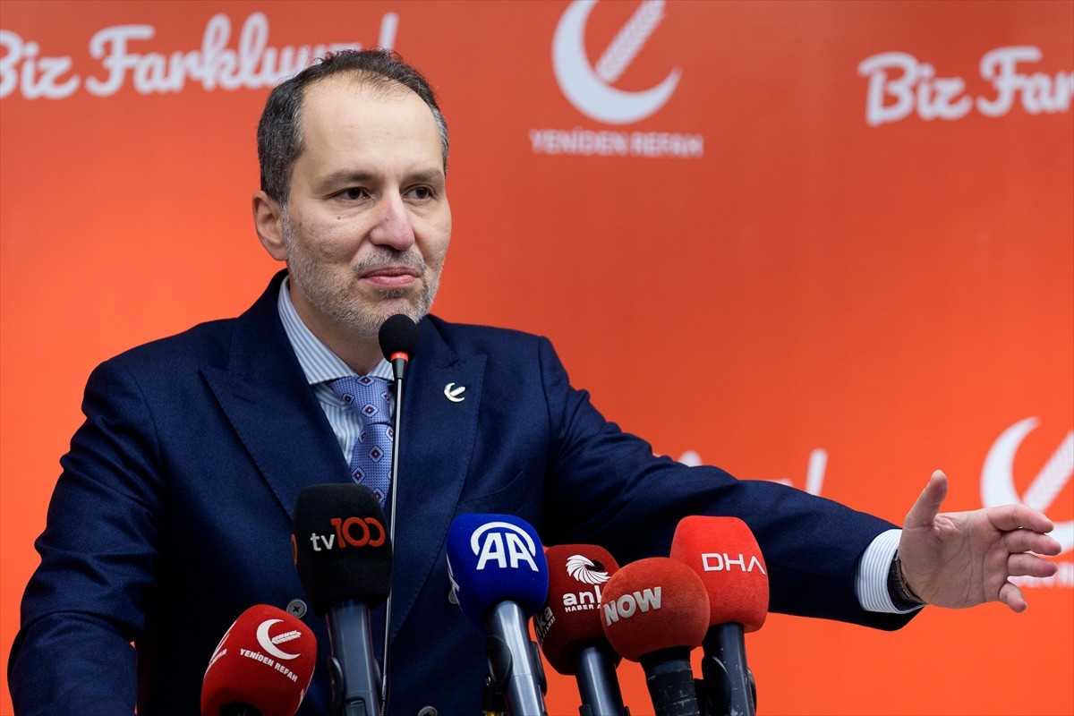 Yeniden Refah Partisi Genel Başkanı Fatih Erbakan, partisinin genel merkezinde düzenlediği basın...
