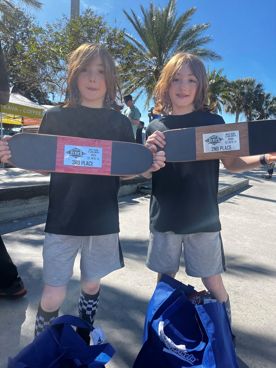 ABD'de düzenlenen yarışmada ikiz kaykaycılar Efe (sağda) ve Ege Tok (solda), 12 yaş altı çanak...