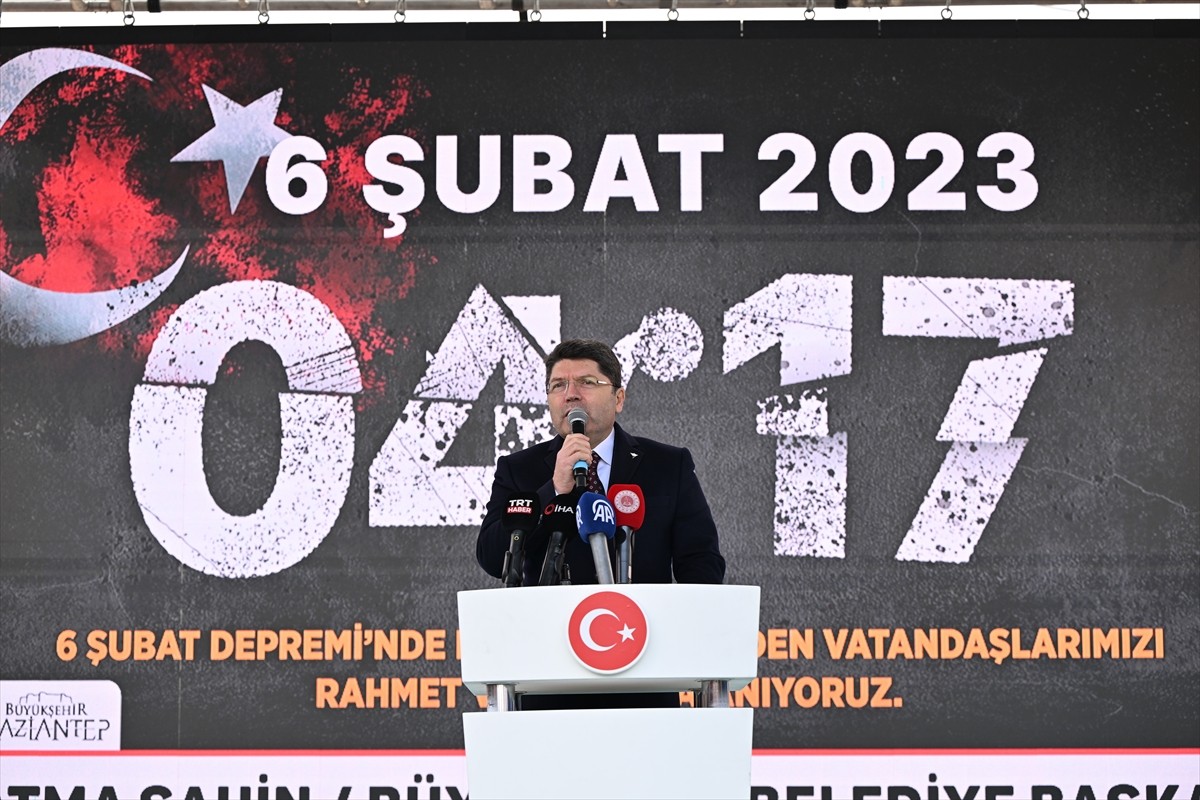 Adalet Bakanı Yılmaz Tunç (sol 5), depremde yaşamını yitirenler için Gaziantep'in İslahiye...