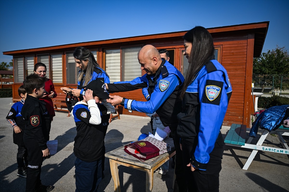 Adana'da atlı polislerle tanışmayı isteyen ilkokul öğrencileri, ekiplerle gezdi, kum pistte tur...
