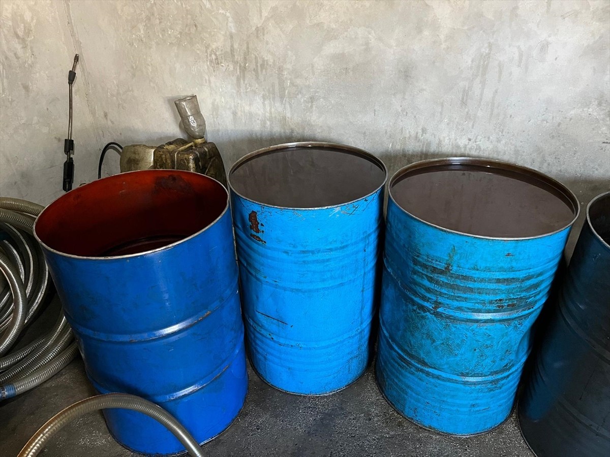 Adana'da bir depoda 1000 litre kaçak akaryakıt ele geçirildi, 1 şüpheli gözaltına alındı.