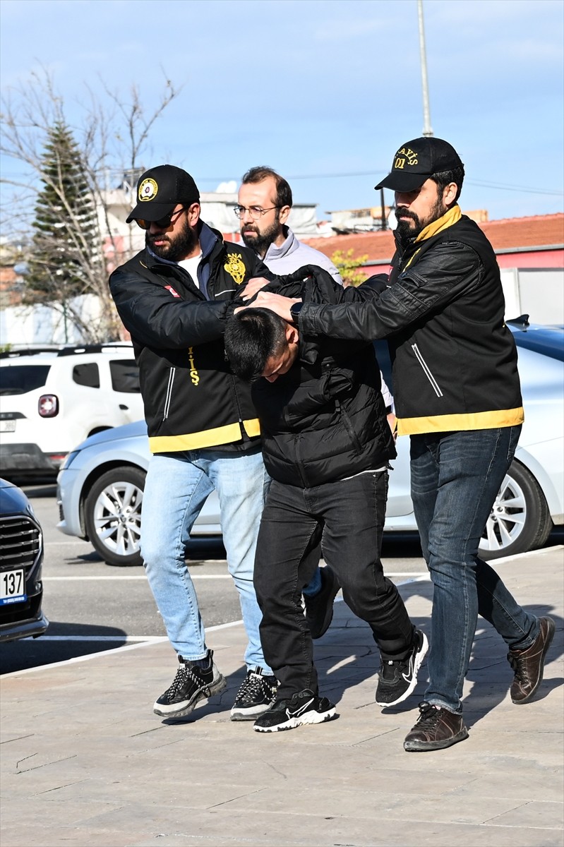 Adana'da patronunu tabancayla vurarak öldürdüğü gerekçesiyle İstanbul'da yakalanan zanlı...