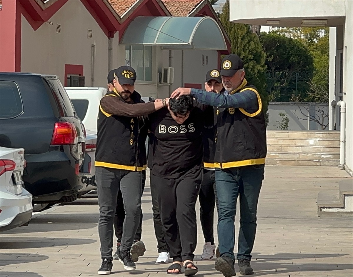 Adana'da silahlı saldırı düzenledikleri 3 iş yerinin sahiplerinden haraç istedikleri iddiasıyla...