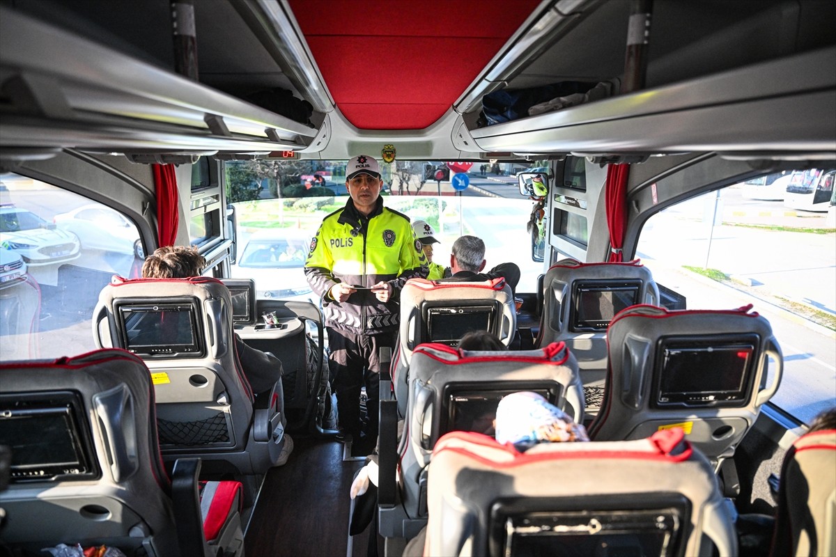 Adana'da trafik polisleri şehirler arası yolcu otobüslerine yönelik denetimler gerçekleştirdi....