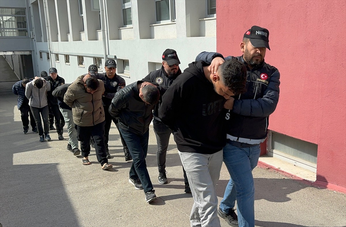 Adana'da uyuşturucu satıcılarına yönelik operasyonda gözaltına alınan 6 şüpheliden 4'ü...
