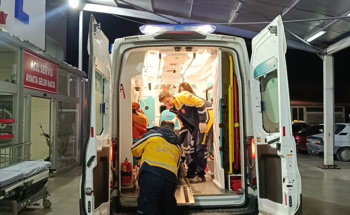 Adana'nın Kozan ilçesinde iki otomobilin çarpışması sonucu 2'si ağır 3 kişi yaralandı. Ekipler...