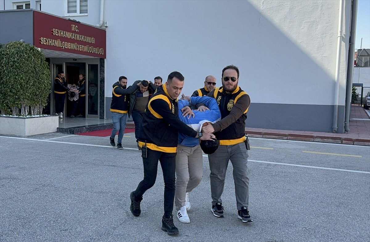 Adana'nın merkez Seyhan ilçesinde aynı aileden 3 kişinin yaralandığı silahlı saldırı ve aileye ait...