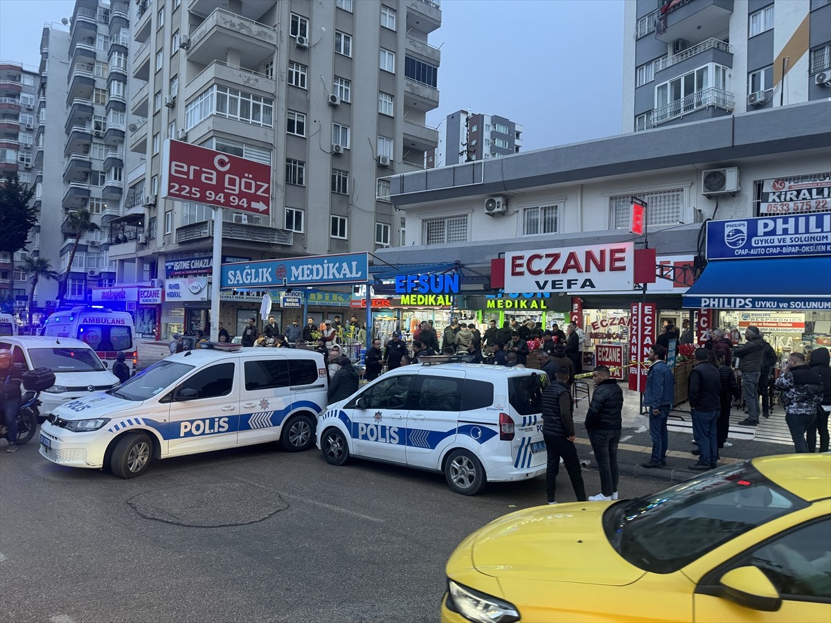 Adana'nın merkez Seyhan ilçesinde bir iş yerinde 3 kişi silahla vurularak yaşamını yitirdi.