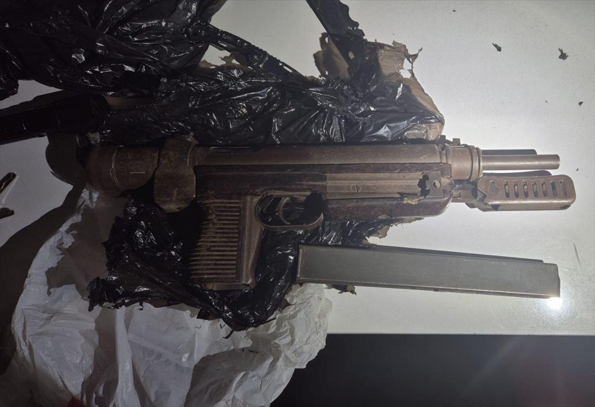 Adana'nın merkez Yüreğir ilçesinde polis ekiplerince kovalamaca sonucu yakalanan motosiklet...