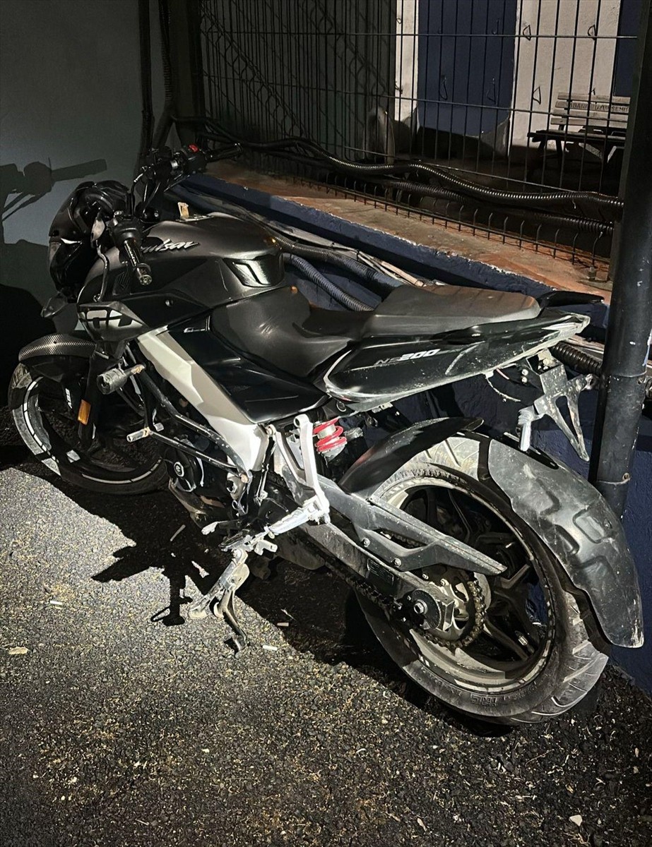 Adana'nın merkez Yüreğir ilçesinde polis ekiplerince kovalamaca sonucu yakalanan motosiklet...