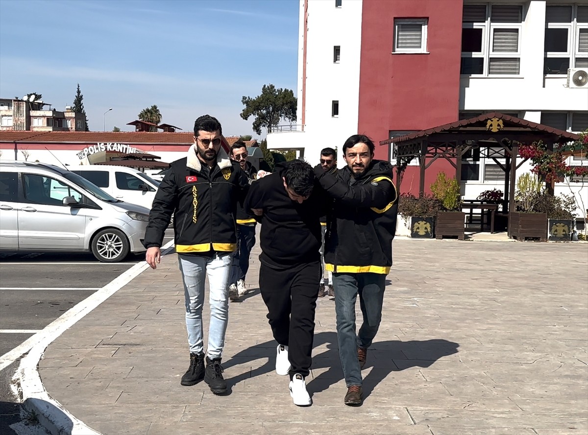 Adana'nın merkez Yüreğir ilçesindeki iş yerinde tartıştığı kişiyi tabancayla vurarak öldüren...