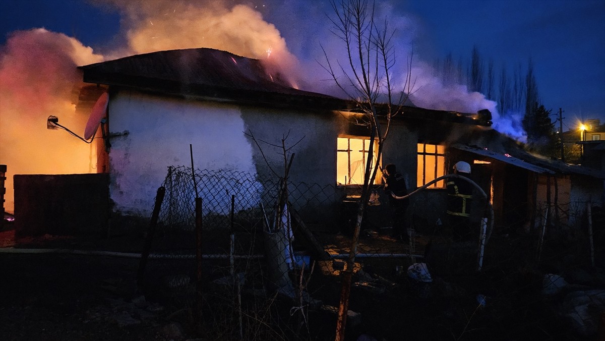 Adana'nın Tufanbeyli ilçesinde bir evde çıkan yangın itfaiye ekiplerince söndürüldü. Yangında ev...