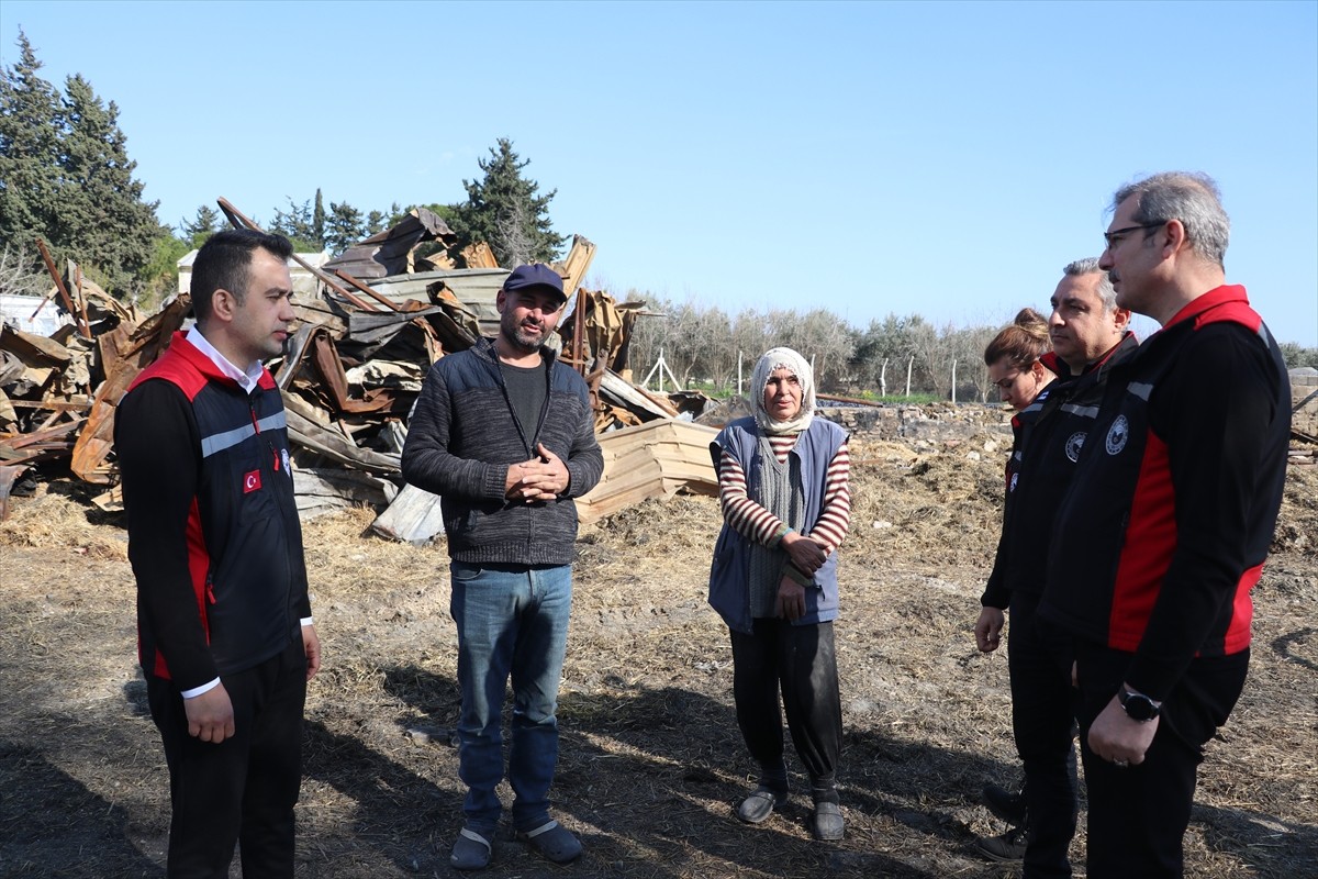 Adana'nın Yumurtalık ilçesindeki çiftliğinde yangın çıkan besiciye, yem ve malzeme yardımı...