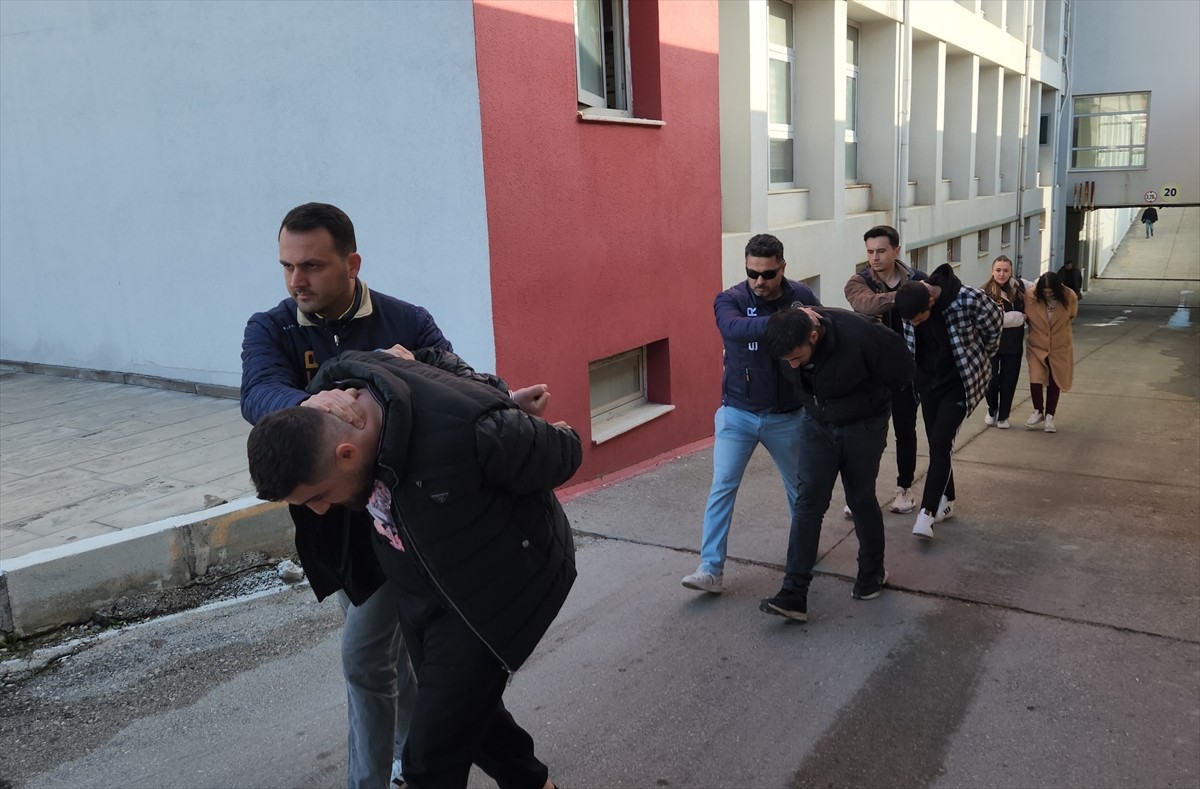 Adana merkezli 3 ilde, internetten sahte araç satış ilanı vererek dolandırıcılık yaptıkları...