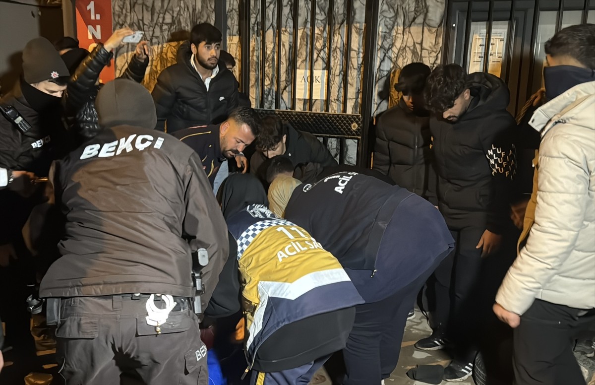 Adıyaman'da çıkan bıçaklı kavgada 1'i ağır 2 kişi yaralandı.