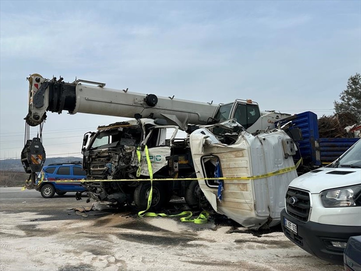 Adıyaman'da tır ile vincin çarpışması sonucu 2 kişi ağır yaralandı.