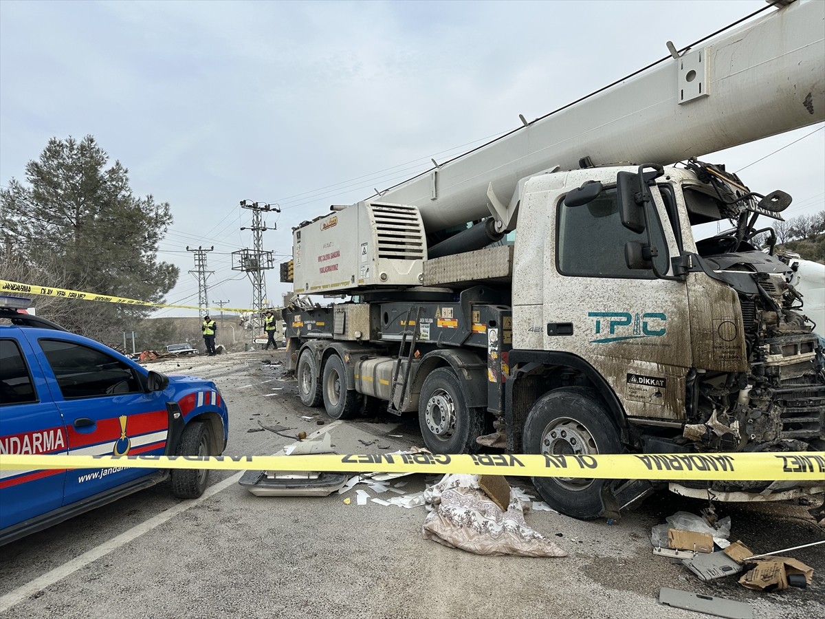 Adıyaman'da tır ile vincin çarpışması sonucu 2 kişi ağır yaralandı.