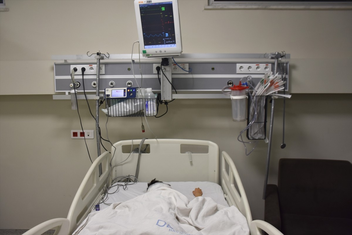 Adıyaman'ın Gölbaşı Belediyesi sınırlarında sahipsiz köpeklerin saldırısına uğrayan 4,5 yaşındaki...