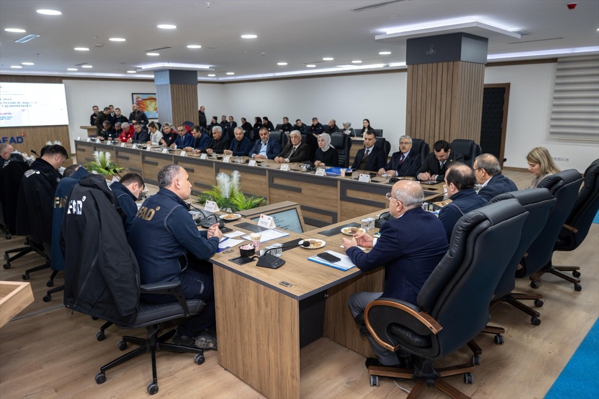 AFAD Başkanı Ali Hamza Pehlivan (sağ 2), Malatya Valisi Seddar Yavuz (sağ 3) ile birlikte...