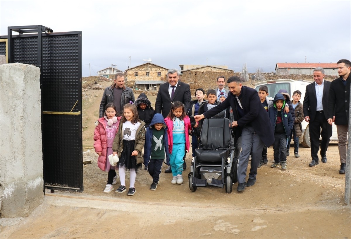 Afyonkarahisar'a bağlı Bostanlı köyünde okuyan ilkokul öğrencileri, daha önce aynı okuldan mezun...