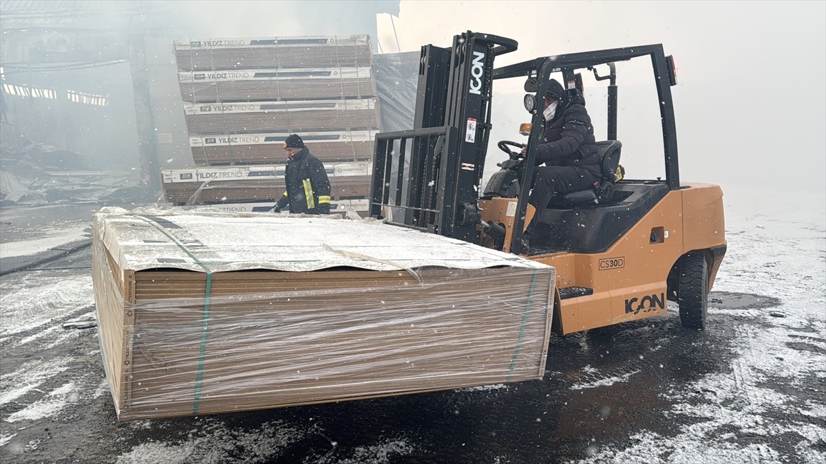 Afyonkarahisar'da kontrol altına alınan orman ürünleri fabrikasındaki yangının ardından, soğutma...